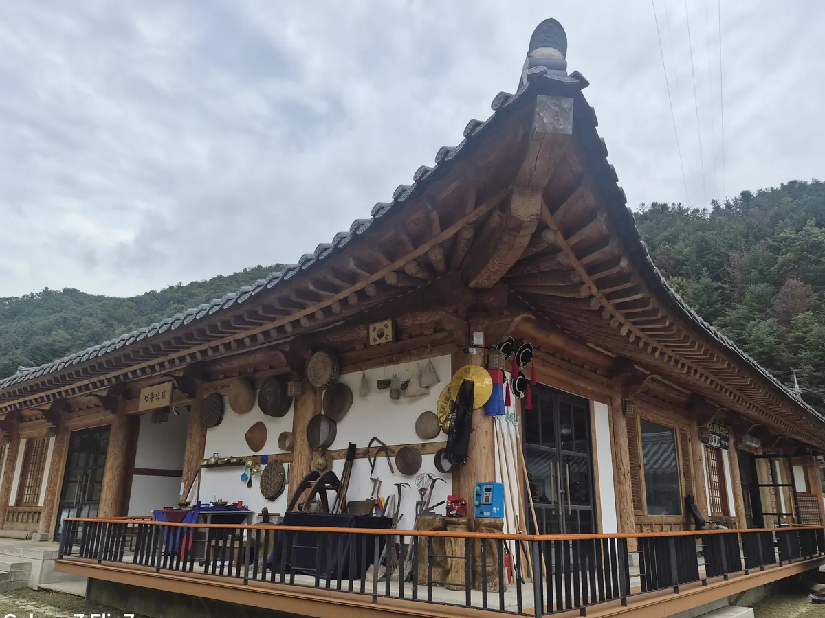 옛 물건이 걸린 전통체험관 누각
