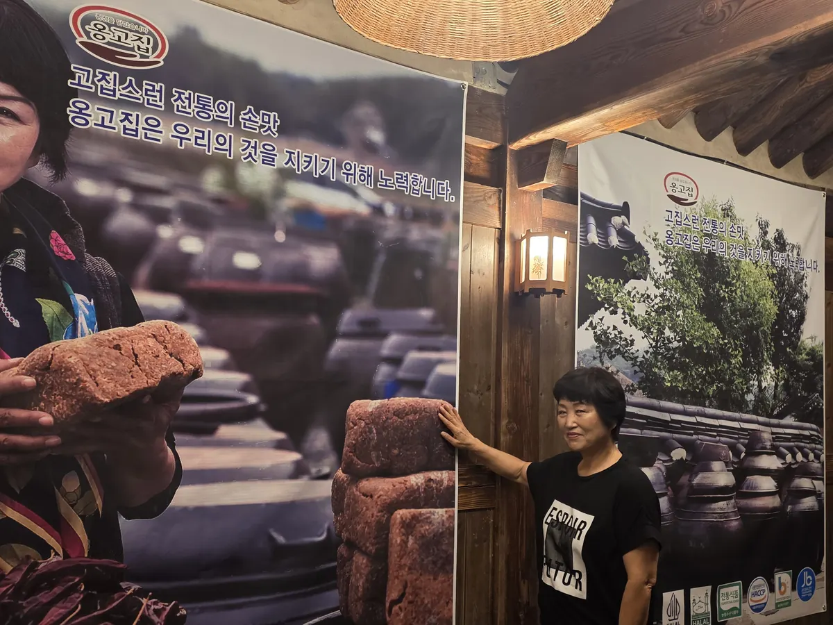홍보 부스에서 특산품을 소개하는 모습