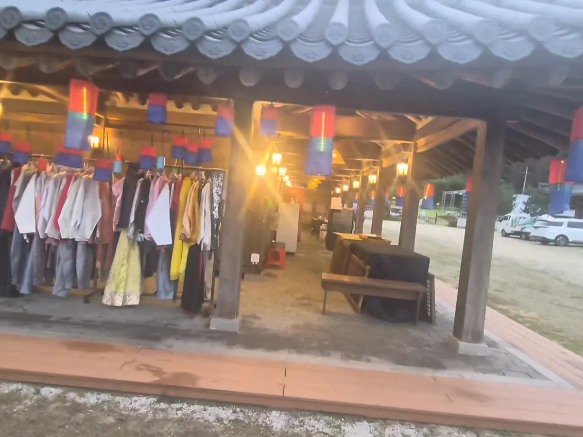 한복 체험관과 장터 골목을 둘러본 영상